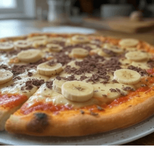 Pizza Banana de Pizza Mania à Saint-Yrieix-la-Perche, avec banane, chocolat, crème et sucre.
