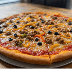 Pizza Buffalo de Pizza Mania à Saint-Yrieix-la-Perche avec bœuf, poivrons, olives, oignons et fromage fondant.