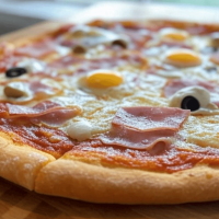 Pizza Pizzaïolo de Pizza Mania à Saint-Yrieix-la-Perche - un classique crémeux à déguster sur place ou à emporter.