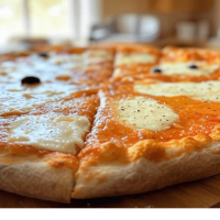 Pizza Chèvre Miel de Pizza Mania à Saint-Yrieix-la-Perche - une association sucrée-salée gourmande à déguster sur place ou à emporter.