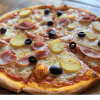 Pizza Savoyarde de Pizza Mania à Saint-Yrieix-la-Perche - l’alliance parfaite entre fondant et saveurs montagnardes.